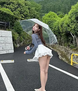 살짝살짝 보이는 속팬티