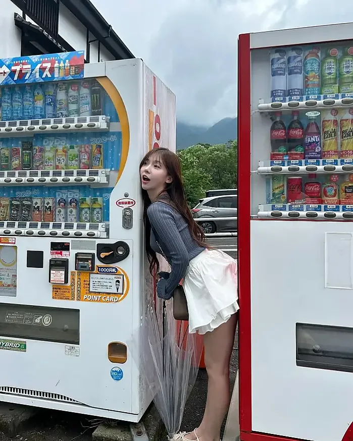 살짝살짝 보이는 속팬티