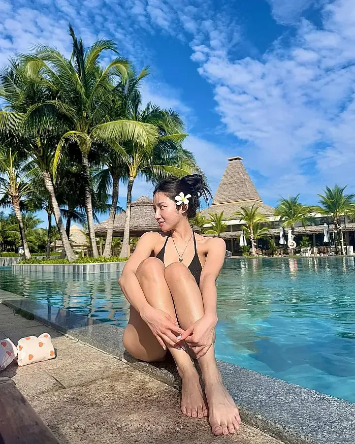 머리에 꽃 비키니녀