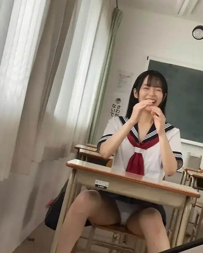 여고 교실 안에서 교복치마사이로 보이는 팬티