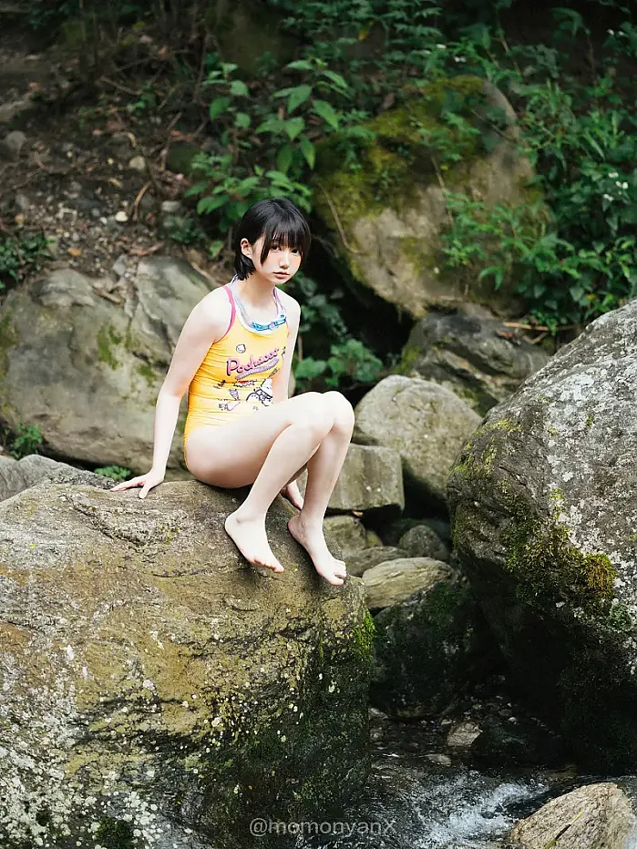 Shizuku しずく, 사진집 Fantia 원마물묘 「여름의 개울」 Set.01