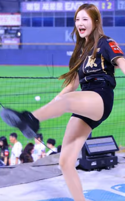 \ 10등신 비율깡패가 보여주는 발차기 \ 250909 김해리 치어리더 직캠