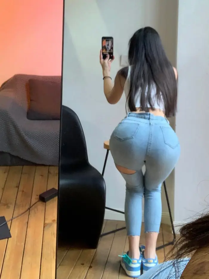 청바지가 잘 맞는지 거울 앞에서 확인하는 누나