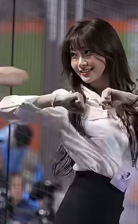 이 의상 자주 입으면 안 돼&hellip; 팬 심장 못 버텨 주은