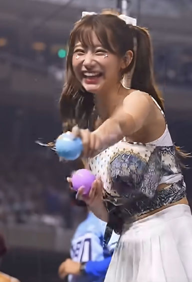 이주은이 던진 공이 이아영의 머리에 맞았다. Lee Ju-Eun