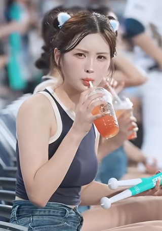 경기중 이벤트 대기 시간 김정원(Kim Jung-Won) 치어리더의 모습