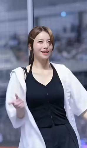 치어리더 이아영의 상큼한 플루트 댄스 외출곡