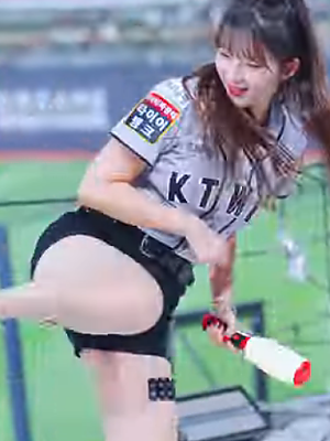발차기하는 하극상(?) 치어리더 김진아