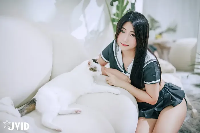 어린 얼굴에 큰 가슴을 가진 여학생-색으로 유혹하는 가정교사 선생님