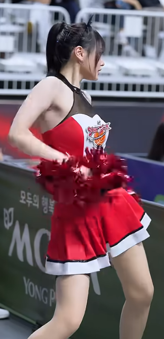 농구의 드리블을 표현하는 응원동작 김유림치어리더