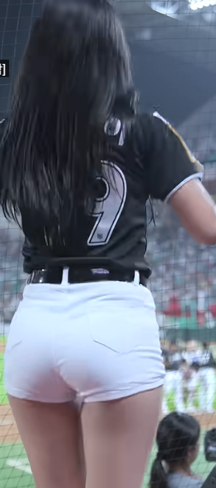 찰진 하체 무빙으로 감독님 대기록 축하하는 김진아 치어리더