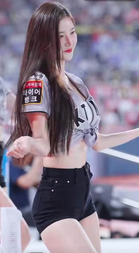 아웃송하다 심판 따라하는 김해리 치어리더