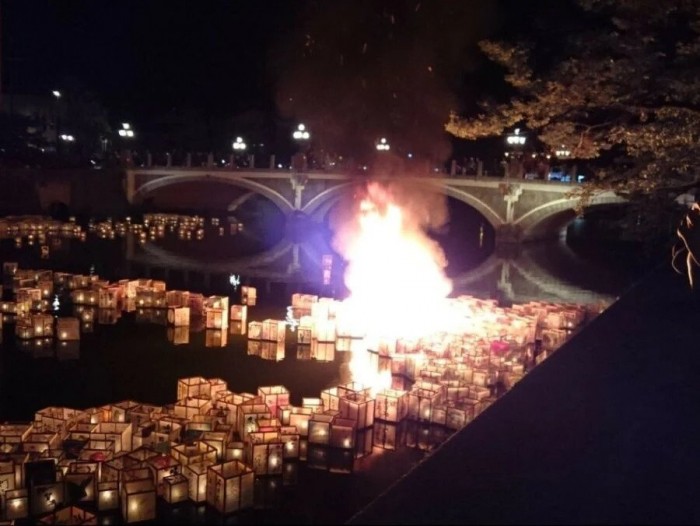 일본에서 화재인 등불 축제