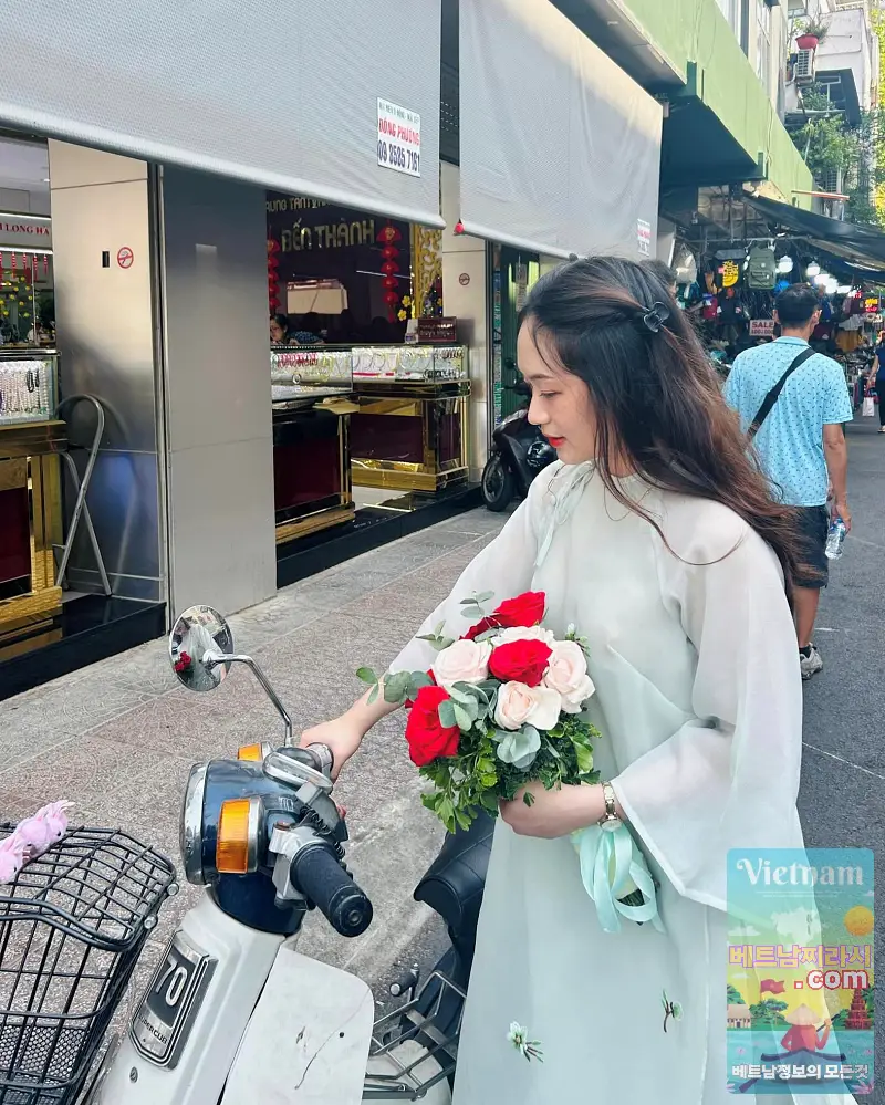 Chợ Bến Thành, Saigon 4월 4일  Tới giờ cơm rồi mà cô ba đi chợ sáng giờ chưa về