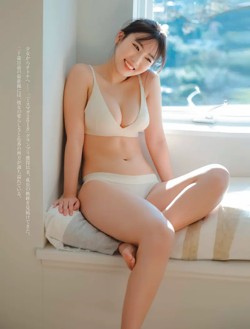 창가의 아름다운 일본 그라비아 모델