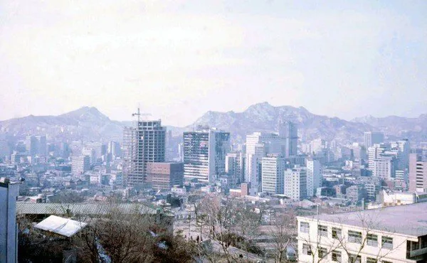 1972년 서울.jpg '남조선에 차가 이렇게 많아? 이건 연출이야!'