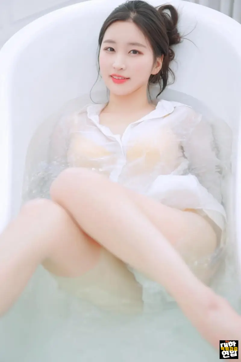 김나정 아나운서 뽀얀 피부 꿀벅지 란제리 비키니 수영복 가슴골