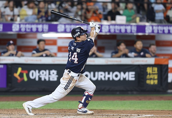 박계범, 류현진 상대 만루포…두산, 한화전 싹쓸이하고 7연승(종합)