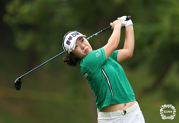 ‘가을 여왕’ 김수지 1R 8언더파 공동 2위…김민솔 10언더파 단독 1위