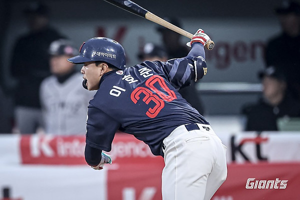 [SD 잠실 라이브] ‘퓨처스에서도 없었는데’ 롯데 이호준, LG 치리노스 상대 데뷔 첫 홈런 폭발