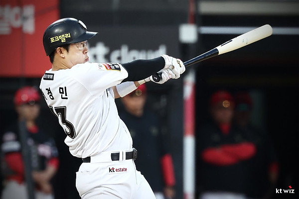 [SD 잠실 브리핑] ‘허리 주사치료’ 허경민 결장이 아쉬운 KT 이강철 감독, ‘2연패 후 단독 5위’에 껄껄 웃었다