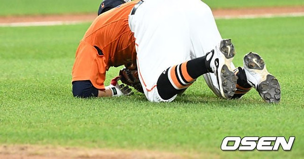 [사진]김태연,'번트 타구 몸날려 캐치'