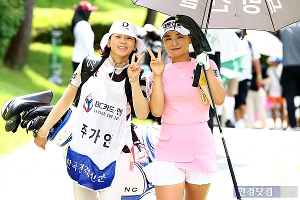 [포토] 주가인, '엄마와 함께 브이~' (BC카드·한경 레이디스컵 2025)