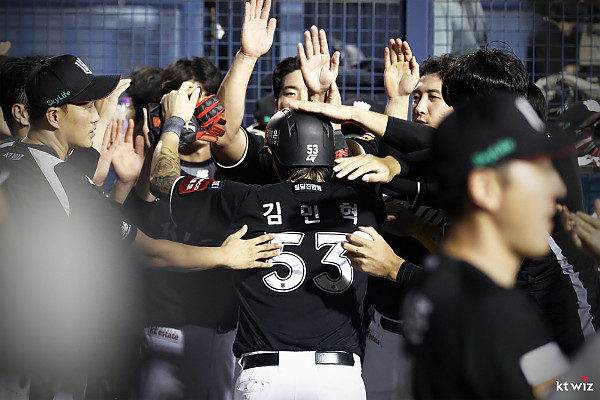 [SD 잠실 라이브] ‘김민혁 3타점 역전 결승타+강백호 3안타’ KT 5위 사수, 두산 7연승 마감