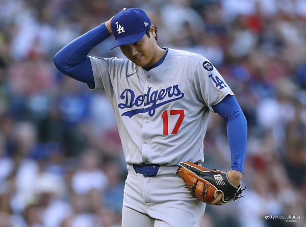 ‘아찔한 타구 무릎 직격’ 오타니, 1G만 휴식 ‘LAD 휴~’
