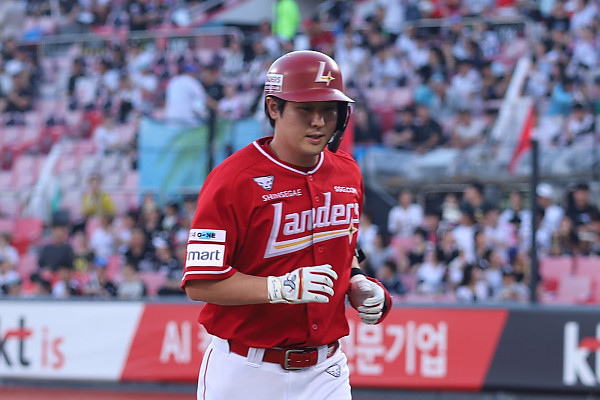 ‘최초의 사나이’ SSG 최정, 500홈런 이어 KBO 최초 1500득점 달성