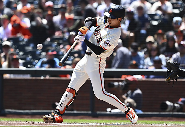 빅리그 첫 맞대결 벌인 김하성-이정후, 3연전 마지막 날도 나란히 안타…이정후는 묘기 수비까지