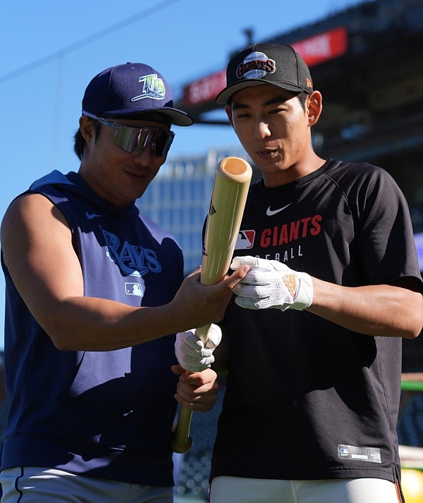 나란히 ‘안타+도루’ 불붙은 코리안 빅리거…김하성·이정후의 뜨거웠던 시즌 첫 맞대결