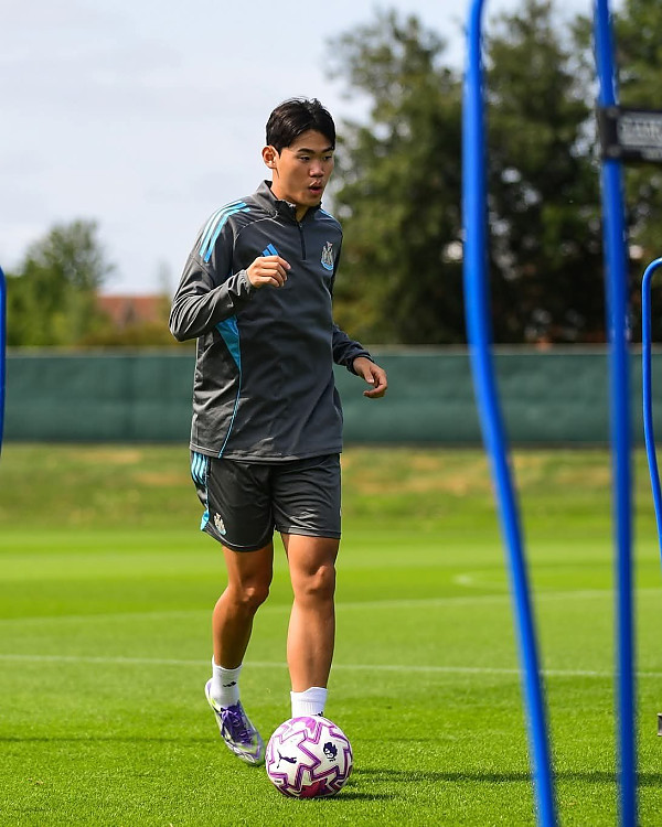 박승수가 이 정도였어? 뉴캐슬 U-21 감독, “앞으로 어떤 미래가 펼쳐질지 몰라”…포지션 경쟁자 램지 합류에도 기대는 계속! 뉴캐슬 1군 데뷔전이 다가온다