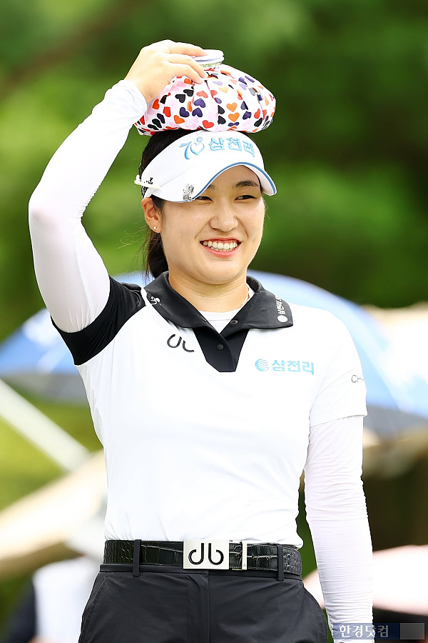 [포토] 최가빈, '얼음 주머니 올리고 미소 방긋~' (BC카드·한경 레이디스컵 2025)